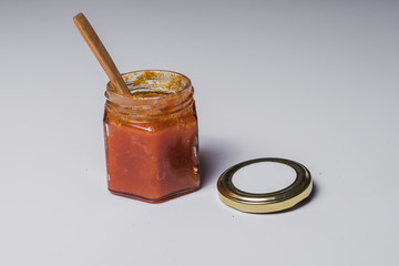 frasco de mermelada casera sin conservantes, tapa con espacio para logo