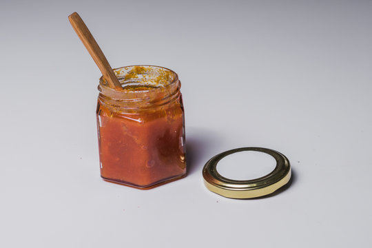 frasco de mermelada casera sin conservantes, tapa con espacio para logo