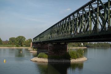 Fototapeta na wymiar Brücke über den Rhein 