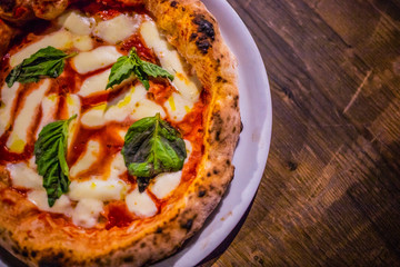 Pizza napoletana margherita con pomodoro, mozzarella e basilico