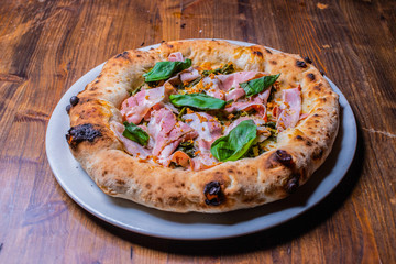 Pizza napoletana con pancetta, friarielli, salsiccia e mozzarella 