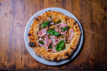 Pizza napoletana con pancetta, friarielli, salsiccia e mozzarella 