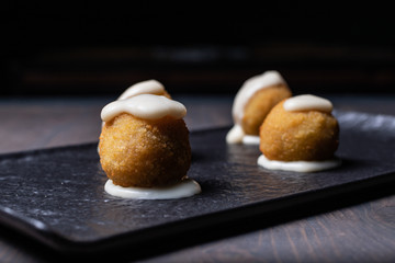 Polpettine fritte ripiene con crema di formaggio