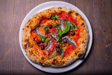 Pizza marinara napoletana con acciughe, olive nere e basilico