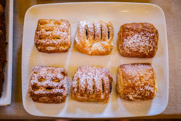 Mix di dolci ripieni di crema, cioccolato e marmellata