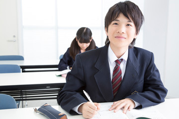 塾で勉強する男子中学生