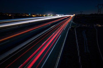 Fototapeta na wymiar Autoroutes A9 et A709 entre Nîmes et Montpellier de nuit en longue exposition (light trails)