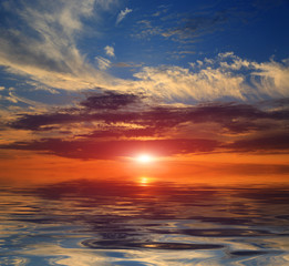 Obraz na płótnie Canvas Sunset over water