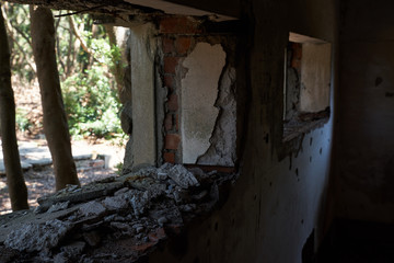Fototapeta na wymiar 破壊された軍事施設の廃墟