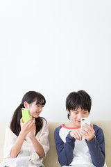 スマホを見る姉弟