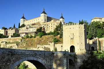 Fototapeta na wymiar Alcantara bridge and Alcazar (Toledo, Spain)