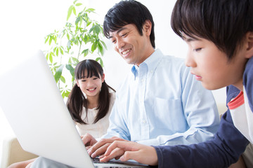 ノートPCを見る親子