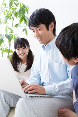 Fototapeta premium ノートPCを見る親子