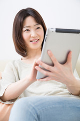 タブレットPCを見るミドル女性