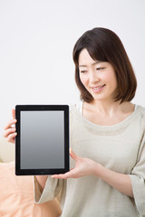 Fototapeta premium タブレットPCを持つミドル女性