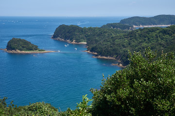 Fototapeta na wymiar 友ヶ島の展望台から見下ろした船と島