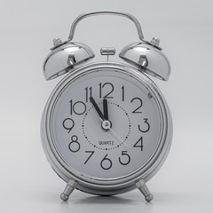 Silberner nostalgischer Wecker vor weißem Hintergrund