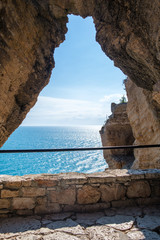 Fototapeta na wymiar Vertical view of the sea from the cliff arch