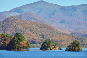 裏磐梯の秋元湖周辺の見事な紅葉と奥に聳える箕輪山