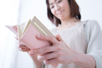 財布を見るミドル女性