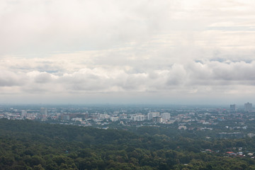 Fototapeta premium pejzaż Chiang Mai z panoramą i miękką chmurą, dobrze znanej północnej prowincji Tajlandii i miejscowości turystycznej