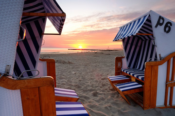 Wschód słońca na plaży w Kołobrzegu,Polska. - obrazy, fototapety, plakaty