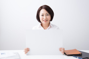 Naklejka premium メッセージボードを持つＯＬ