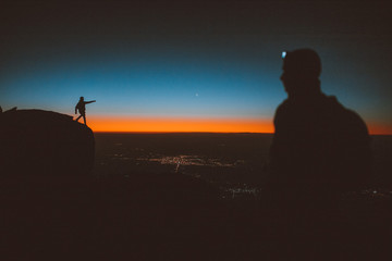 Fototapeta premium Personas disfrutando el atardecer en la cima de la montaña