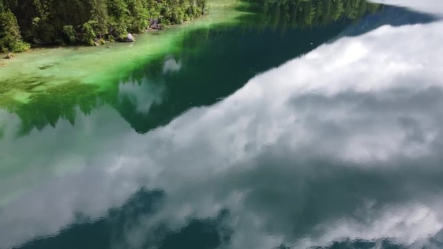 Drohnenaufnahme vom Hintersee in Bayern