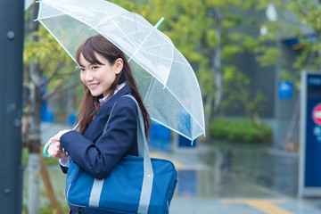 傘をさす女子高校生