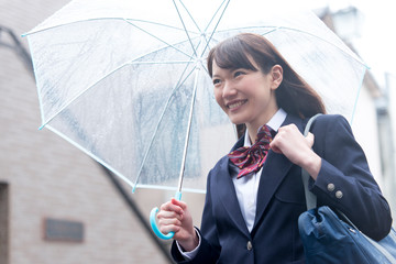 傘をさす女子高校生
