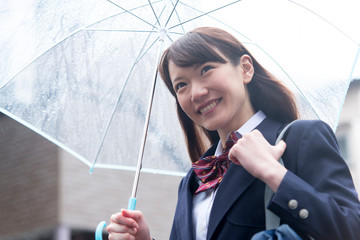 傘をさす女子高校生