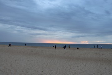 Fototapeta na wymiar La plage de Hossegor le long de l'océan atlantique sous les nuages, ville de Soorts-Hossegor, département des Landes, France