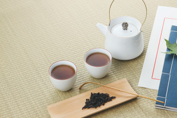 Black tea and tea sets on the table

