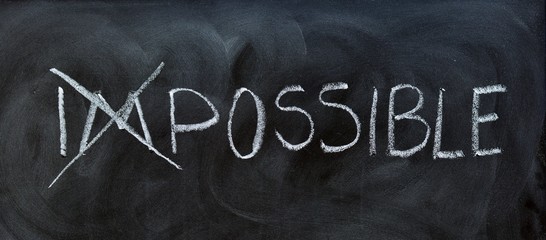 La palabra imposible, cambiada a posible,  escrita a mano en la pizarra