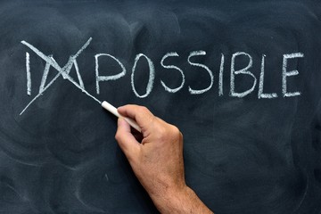 La palabra imposible escrita a mano en la pizarra con tiza