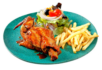 Pollo asado con salsa barbacoa, ensalada y patats fritas