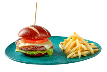 Hamburguesa con queso, cebolla, lechuga y tomate acompanyada con patatas fritas