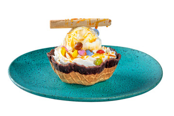 Helado de nata con sirope de caramelo, lacasitos y galleta