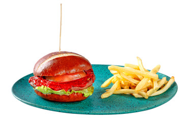 Hamburguesa con pimiento rojo, lechuga y tomate acompanyada con patats fritas
