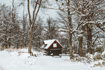 Fototapeta na wymiar cabaña de la patagonia nevada