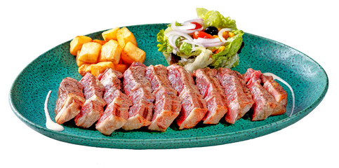 Costillas de cerdo con ensalada y patatas bravas
