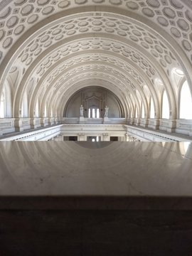 Palacio de Justicia de la Provincia de C&oacute;rdoba con su cl&aacute;sico arco y el reflejo en la barra de marmol.