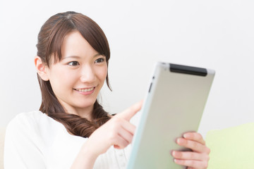 タブレットPCを見る女性