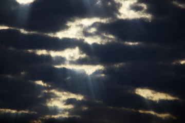 rayos de sol que se abren paso entre las nubes despues de una gran tormenta