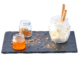 Postre de nata, miel y crema