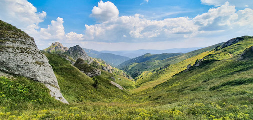 Idyllisches Tal im Ciucas Massiv in den rumänischen Karpaten (Rumänien)