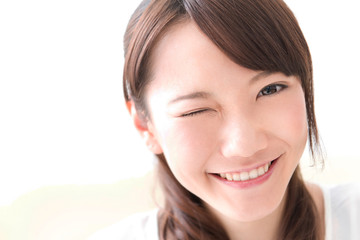 Naklejka premium ウインクをする女性