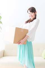 荷物を運ぶ女性