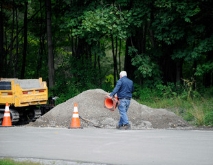 un homme de la voirie travaille sur un chantier